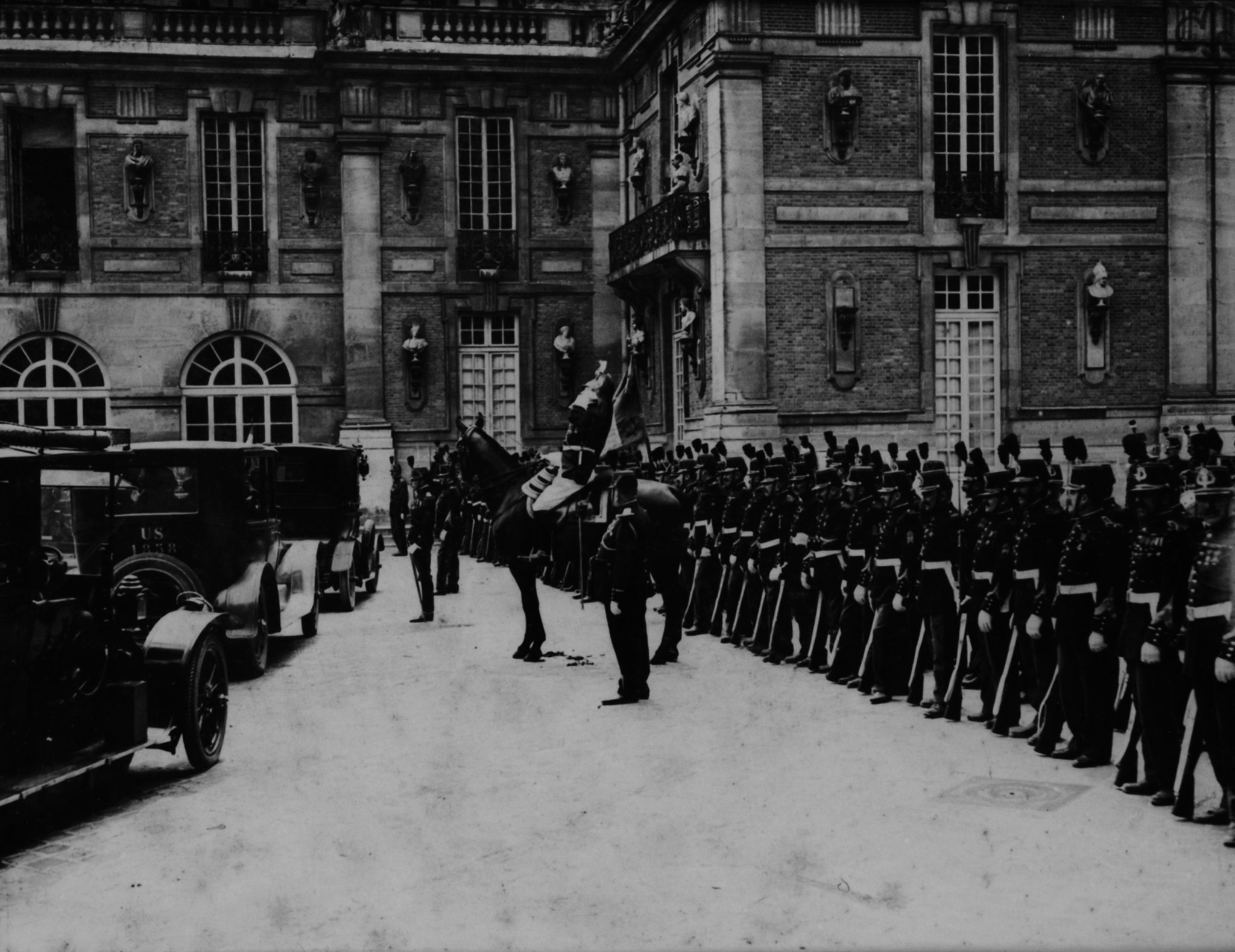 Delegados deixando o palácio após a assinatura do Tratado de Versalhes (Imagem: Archives New Zealand/Common Creative License)