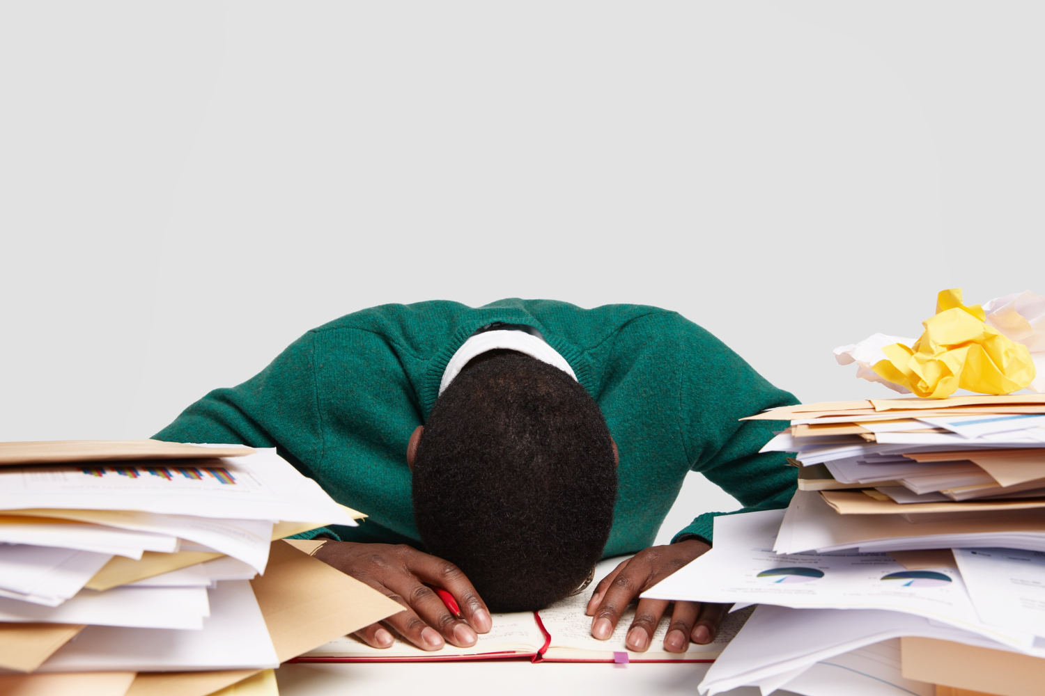 Síndrome do Burnout conheça o distúrbio causado pelo trabalho excessivo e aprenda a identificá-lo (Imagem: WayHomeStudio/FreePik.com)