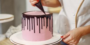 O curso de Confeitaria do Senac prepara profissionais para criarem receitas como: bolos, cremes, mousses, tortas e diversos doces.
