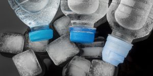 a água se expande conforme se transforma em gelo, mas não tem espaço suficiente para que essa expansão ocorra sem danificar a garrafa.