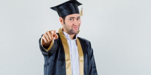A graduação é a etapa da educação que confere um diploma de ensino superior ao estudante e possibilita duas opções de formação: o bacharelado e a licenciatura.